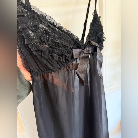 Elegant Black Lace Chemise - Picture 3 of 3